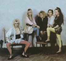 Мода была пестрая - вырви глаз.