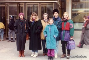 Мода была пестрая - вырви глаз.