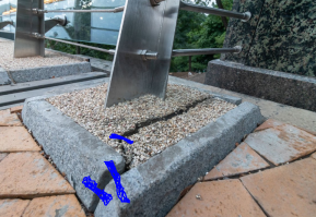 У обшитого вентилируемым фасадом дома, отошел цоколь этого фасада. А уж сунуть доску в щель и запилить мемасик дело пары секунд. 
п.с. так, например, можно запилить мемас что треснувший мост скрепили синей изолентой