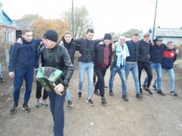 А у нас как было 100 с лишним лет назад, так и до сих пор сохранились традиции :)
Сам по молодости в 80-х 90-х так провожал 
Собираются у "провожаемого" друзья, родственники. Естесснно самогонка, шурпе... Полотенца как то даже назывались, не помню. Вечером вешают их на него и близкие друзья становятся в ряд и начинают обходить в деревне родственников (ну естессно заранее обговаривается, чтобы конфузов не было) прощаться. Заходят в дом (вроде только те, кто в ряду с призывником, а не вся толпа). Потом возвращаются опять в дом к провожаемому.
Короче, в деревне это почти до утра.

Пошло это, такие "долгие" и мудреные проводы с тех времен, когда на службу забирали на 25 лет. Чаще это означало, что этого человека здесь уже НЕ УВИДЯТ НИКОГДА (или убьют на войне или останется где нить обзавевшись семьей).