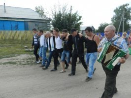 А у нас как было 100 с лишним лет назад, так и до сих пор сохранились традиции :)
Сам по молодости в 80-х 90-х так провожал 
Собираются у "провожаемого" друзья, родственники. Естесснно самогонка, шурпе... Полотенца как то даже назывались, не помню. Вечером вешают их на него и близкие друзья становятся в ряд и начинают обходить в деревне родственников (ну естессно заранее обговаривается, чтобы конфузов не было) прощаться. Заходят в дом (вроде только те, кто в ряду с призывником, а не вся толпа). Потом возвращаются опять в дом к провожаемому.
Короче, в деревне это почти до утра.

Пошло это, такие "долгие" и мудреные проводы с тех времен, когда на службу забирали на 25 лет. Чаще это означало, что этого человека здесь уже НЕ УВИДЯТ НИКОГДА (или убьют на войне или останется где нить обзавевшись семьей).