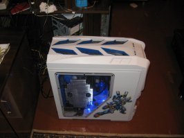 Это всё почему? - Потому что окон в них не было :) Такой системник и у меня работал открытым с 2004 по 2014 (железо только изредка менялось + стояли две неоновых лампы, синяя и зелёная). 
А с 2014 (полностью новый комп собрал) - картинка ниже. Крышка всегда закрыта (снята только для фото).
P.S. Не торопитесь писать про ободранный пол и советский сервант, их уже давно нет. Квартира ремонтируется (комнаты обе готовы, на очереди кухня, ванна и туалет).
P.P.S. Второго системника (на фото видно) тоже нет, отдан на запчасти.
P.P.P.S. 5 лет пробега сказываются. Наглухо заклинило фронтальный вентилятор (200мм, стоит внутри корпуса перед корзинами с HDD), только светодиоды работают. Корпус временами начинает дребезжать, источник звуков я пока не нашёл.