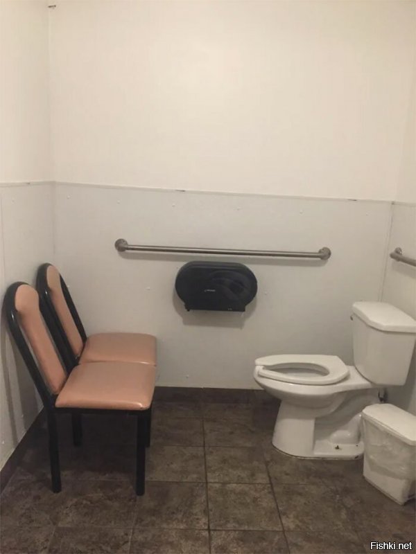 Туалет для инвалидов, поручни там не просто так стоят, а стулья для тех кто будет помогать инвалидам, тут ничего смешного нет!