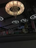 Что не так с люстрой? У меня богатая фантазия, но она тоже ничего не подсказывает..