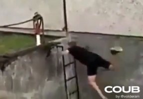 А парень шёл к успеху, вернее полз!