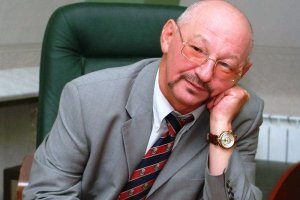 Эрнст Мулдашев. Да-да, тот самый мистик и эзотерик, завсегдатай РенТВ, известный своими походами в Тибет и поисками тайных знаний, прохода в Шамбалу, жителей Атлантиды и Лемурии, пришельцев с Нибиру и т.д. и т.п. Но при всём этом Эрнст Рифга тович Мулда шев -- хирург-офтальмолог с мировым именем, доктор наук, профессор,  почетный консультант Луисвиллского университета (США), член Американской академии офтальмологии, дипломированный офтальмолог Мексики, член Международной академии наук, автор десятков научных работ.

Иногда просто поражаешься, насколько... хм... разносторонними бывают люди.