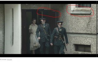 Когда я смотрю сериалы о не далёком прошлом, всегда ищу артефакты из будущего. Интересно найти пластиковые окна в 1917 году или кондеи в 1943 году. :)