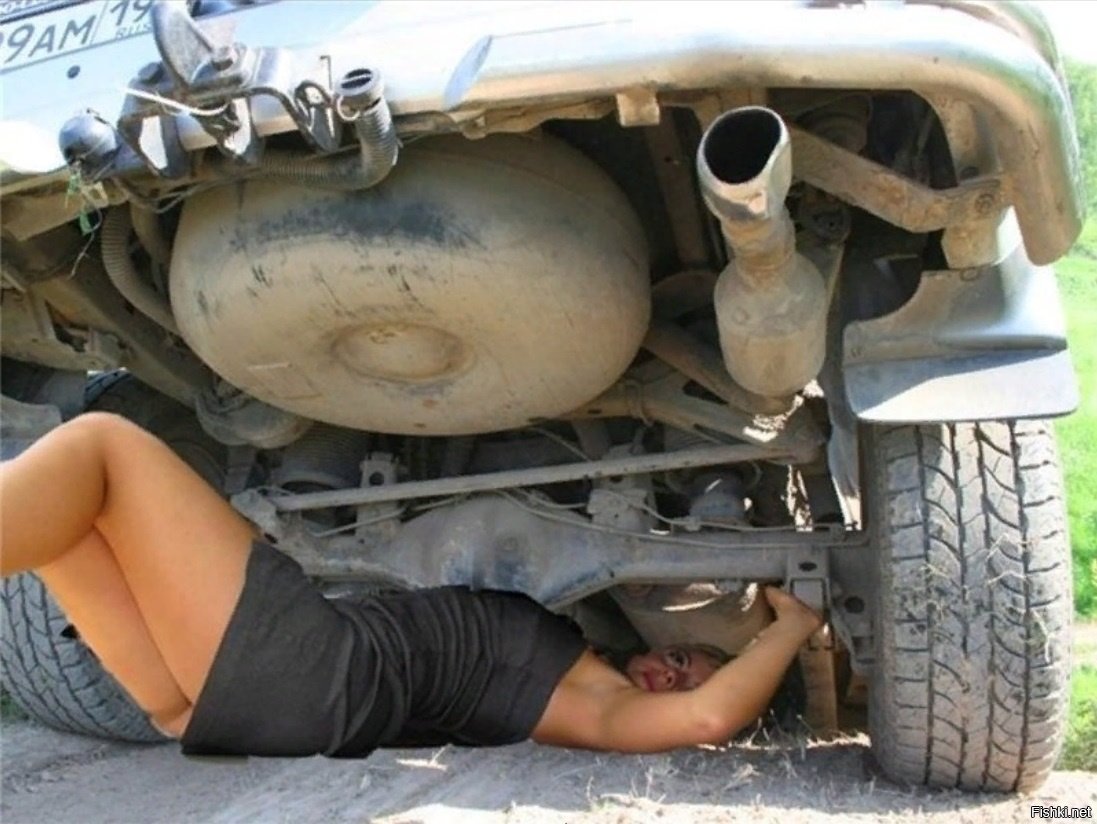 Можно заводить на газу. Бак ГБО Isuzu. Девушка ремонтирует машину. Женщина под машиной.