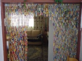 Из старых открыток и канцелярских скрепок лет 30-40 назад делали нечто подобное :)