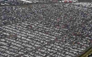 ну другое дело в светоче демократии, и завод построили и машины сделали, только вот стоят, гниют годами в пустыне...и чё-то всем пох.