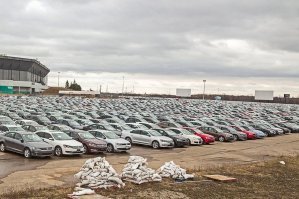 ну другое дело в светоче демократии, и завод построили и машины сделали, только вот стоят, гниют годами в пустыне...и чё-то всем пох.