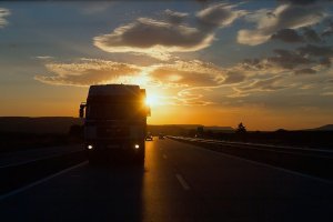 Единственно чем можно хоть как-то оправдать (читай, об'яснить) действия тракториста - то что фура атаковала со стороны солнца и была плохо различима... НО легче теперь от этого уже никому не станет