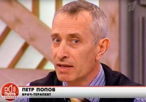 А вот доктор-молодец.
Сунул в жопу огурец.
:)