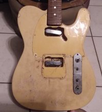 Купил в Бельгии на фломаркте старую убитую гитару за 5 евро. Почистил, отмыл, отреставрировал. Включил - работает. Оказалось Настоящий Фендер Телекастер, выпуска 1970 года. Ему 50 лет!!! Всю жизнь мечтал о таком инструменте. Кто в гитарах разбирается - меня поймёт...