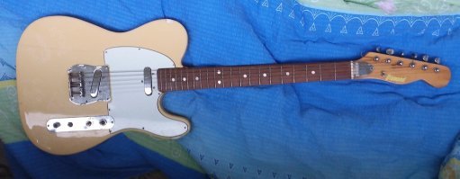 Купил в Бельгии на фломаркте старую убитую гитару за 5 евро. Почистил, отмыл, отреставрировал. Включил - работает. Оказалось Настоящий Фендер Телекастер, выпуска 1970 года. Ему 50 лет!!! Всю жизнь мечтал о таком инструменте. Кто в гитарах разбирается - меня поймёт...