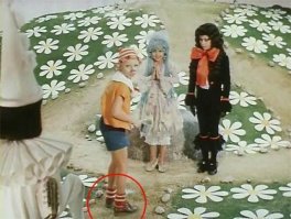 Обувь Буратино. (если память не изменяет, то это где-то уже в конце 2-ой серии).
Буратино везде в деревянных "сабо". В перерывах, он одевал свою обычную обувь, чтоб ноги отдохнули от этих "колодок деревянных". И после очередного перерыва, так и сняли... А заметили это уже на просмотре, когда что-либо делать уже поздно было.