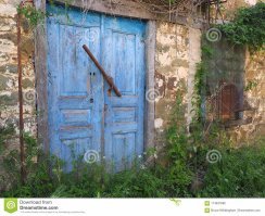 и исчезли вот такие навесные замки в деревне,а мы вообще веточку вставляли)