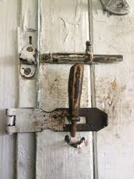 и исчезли вот такие навесные замки в деревне,а мы вообще веточку вставляли)