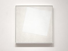 "Смысл этого искусства в вызывании у зрителя яркой эмоции. Например черный квадрат в радикально белом зале*
Белый квадрат Малевича в белом зале. Яркие эмоции???