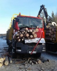 Некоторые дятлы на легковушках не понимают что груженая фура не может быстро остановится, а иногда резкое торможение может привести к более печальным последствиям.