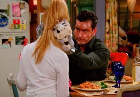 Теперь понятно почему Чарли так активно покатился по пи.зде... Виноват стресс на сьемках Друзей.