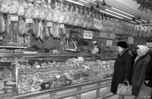 Фото внизу - разводилово.
Отфотошопили "загнивающий" европейский магазин, вставив туда советских бабушек и ценники. В совке такого изобилия даже в партийных спецбуфетах не было.

Фотошопный ореол вокруг бабульки, а на ценникав в витрине совсем другие цены... и не в рублях.
Не ведитесь на совкодрочерский развод.