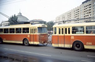 В Киеве в начеле 80-х эти троллейбусы ходили на сцепке. Как то помню с отцом в 84 были в Киеве, пацан 9 летний мне все интересно. Стоял на остановке такой троллейбус двойной на сцепке, мы сели в задний салон, а из за толпы я не увидел что это сдвоенный троллейбус, просто подумал что два разных один ща одним стоит. Ну поехали, одновременно естессно тронулись, я ничего не заподозрил, мало ли, думаю пацаном, один за одним едут. Потом смотрю, а на месте водителя никого нет! Кричу отцу: - папа, наш троллейбус без водителя поехал сам!! Помню ржало пол салона а отец мне объяснял что мы на прицепе едем)) Когда вышли, я посмотрел и убедился сам))) Столько лет прошло, а я до сих пор это помню))
