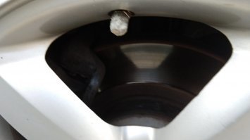 а это - очень вкусные, металлические колпачки, которые жрут мои бульдоги