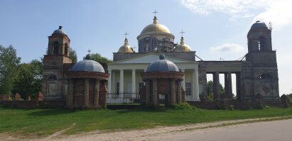 Храм Святой Екатерины с изящной колоннадой и входной группой. В Ляличах Брянская область . Катался по брянской области в этом году по этим местам