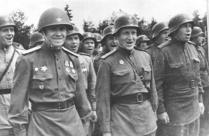 Почему в немецких шлемах? Кто нибудь знает? Автор?