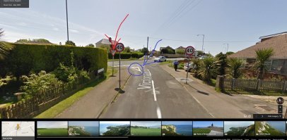 Это не конец всех ограничений, здесь этот знак означает "national speed limit".  Для подобной дороги (раздельные проезжие части для встречных потоков) это 70 миль в час (112км/ч), для легковых автомобилей. А, и у британцев нету знаков "начало/конец населённого пункта". Т.е. может быть табличка "добро пожаловать в ..." но она не прописана в ПДД и не имеет стандартного вида, и означает скорее административную границу местности. А скорость ограничивают соответствующим знаком, и там где реально начинается ограничение.
И что самое интересное, перекрёсток не отменяет предыдущий знак. Потому, частенько, на второстепенной дороге, может стоять знак с лимитом скорости на главной.
П.С. Я картинку делал по какому-то другому поводу, так что на стрелки внимания не обращайте.