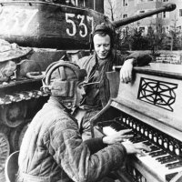 Хотя, в Красной Армии предпочитали более компактные инструменты:







Гармонь была штатным имуществом любого подразделения.