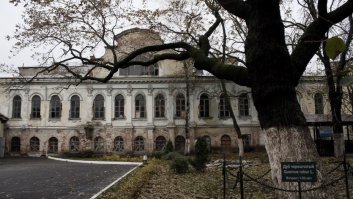 Я родился в такой усадьбе.
В 50е в доме Вигеля (бывшая усадьба Тулиновых) располагался роддом, где я и появился на свет.
В начале 80х там располагалась кафедра мединститута и роддом еще работал. Я тогда учился в этом институте и нам читали здесь лекции. 
Естественно я посмотрел палату, где лежала мама (крайние окна на втором этаже), а в помещение, где принимали роды меня, даже в халате, не пустили. На фото это окна цоколя, закрытые решетками (посмотрел позже, когда здание стало необитаемым).
Сейчас дом постепенно разваливается.