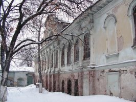 Я родился в такой усадьбе.
В 50е в доме Вигеля (бывшая усадьба Тулиновых) располагался роддом, где я и появился на свет.
В начале 80х там располагалась кафедра мединститута и роддом еще работал. Я тогда учился в этом институте и нам читали здесь лекции. 
Естественно я посмотрел палату, где лежала мама (крайние окна на втором этаже), а в помещение, где принимали роды меня, даже в халате, не пустили. На фото это окна цоколя, закрытые решетками (посмотрел позже, когда здание стало необитаемым).
Сейчас дом постепенно разваливается.