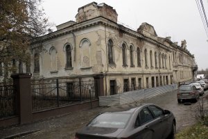 Я родился в такой усадьбе.
В 50е в доме Вигеля (бывшая усадьба Тулиновых) располагался роддом, где я и появился на свет.
В начале 80х там располагалась кафедра мединститута и роддом еще работал. Я тогда учился в этом институте и нам читали здесь лекции. 
Естественно я посмотрел палату, где лежала мама (крайние окна на втором этаже), а в помещение, где принимали роды меня, даже в халате, не пустили. На фото это окна цоколя, закрытые решетками (посмотрел позже, когда здание стало необитаемым).
Сейчас дом постепенно разваливается.