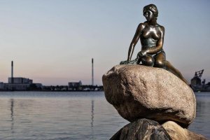 Негритянка больше соответствует датскому образу