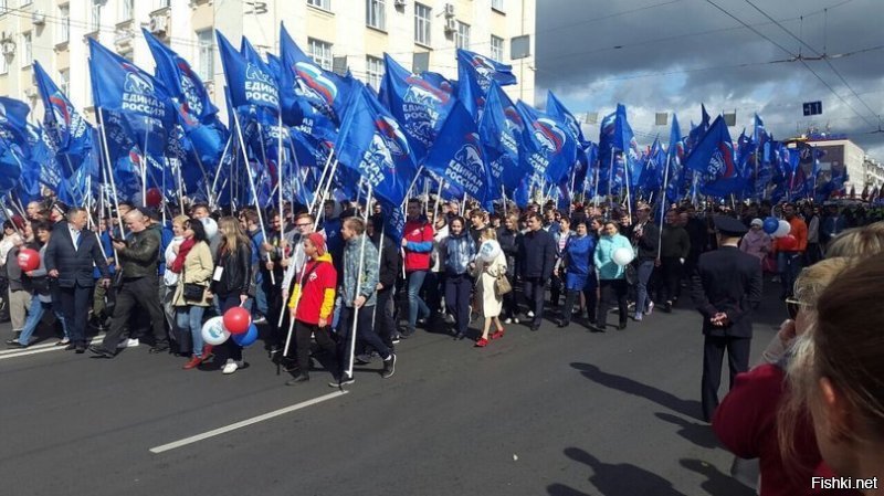 Клемлеботы вопят в своих постах, как Навальный использует молодежь.

В Брянске на парад в честь Дня Города согнали школьников с флагами Единой России.
