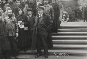 Ленин на открытии памятника Сталину