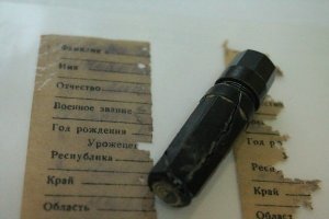 Некоторые воины считали дурной приметой писать свои данные в "медальон смерти", поэтому так много неопознанных останков.