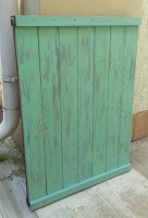 Больше похоже на старую калитку в заборе, чом на фон для фото. 



Ниже предлагали обои, видел, как товарищ закрасил кусок фанеры половой краской и за двадцать минут при помощи обломка расчески с выломанными через один зубьями и надетыми на них кусочками изоляции от провода нарисовал древесную структуру, со свилами, сучками и т.д.