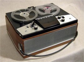 Я знаю, что такое двухкассетник. И он тоже был моей мечтой, воплотившейся в реальности. Именно поэтому я и сказал, что девайс на стене на него нихрена не похож. А похож на катушечный магнитофон. Учи матчасть.