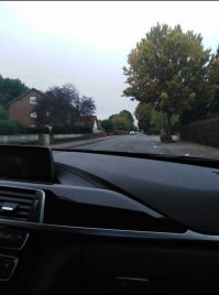 Я живу в европейском городке. 100 тыщ.
Причина 1 это практически отсутствие общественного траспорта. Машины от точки а до точки б. У нас 600 машин на 1000 человек, в Америке, вроде, даже поболее. Так подумать, я не знаю никого без машины. 
2. Процентов 70 это часные дома, остальные квартирные тоже небольшие, есть и на 2 и на 4-10 квартир. Нет как таковых дворов муравейников. 
Гуляют либо у себя в саду, во дворе, либо в парках, в которые снова же едут на машине)) 
Нет причин ходить по улице... Как то так
Самый движ это, наверно до и после школы, школьники на великах.
В больших городах, конечно муравейник.