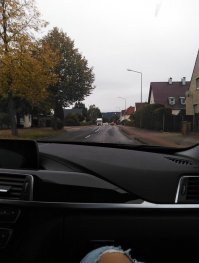 Я живу в европейском городке. 100 тыщ.
Причина 1 это практически отсутствие общественного траспорта. Машины от точки а до точки б. У нас 600 машин на 1000 человек, в Америке, вроде, даже поболее. Так подумать, я не знаю никого без машины. 
2. Процентов 70 это часные дома, остальные квартирные тоже небольшие, есть и на 2 и на 4-10 квартир. Нет как таковых дворов муравейников. 
Гуляют либо у себя в саду, во дворе, либо в парках, в которые снова же едут на машине)) 
Нет причин ходить по улице... Как то так
Самый движ это, наверно до и после школы, школьники на великах.
В больших городах, конечно муравейник.