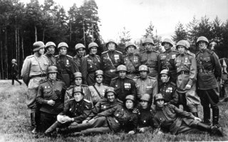 Я в курсе , это артиллеристы 144 полк 49 гвардейской стрелковой дивизии . Уже после победы , Австрия . Просто тупо не хватало касок , а в впереди проверки смотры, вот так подсуетились :) ...