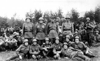 Я в курсе , это артиллеристы 144 полк 49 гвардейской стрелковой дивизии . Уже после победы , Австрия . Просто тупо не хватало касок , а в впереди проверки смотры, вот так подсуетились :) ...