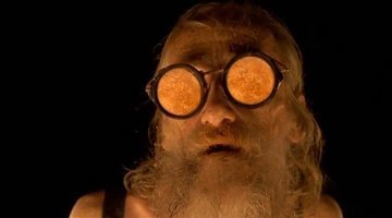 "Кто, по-вашему, этот мощный старик? Не говорите, вы не можете этого знать."©