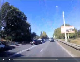 В момент удара жигули находились на своей полосе, а вот бэха полностью на встречной