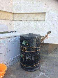 С этой картинки прямо слышно:
-"Каждую пятницу - я в говно...."