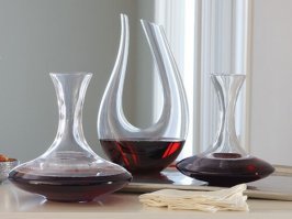 ...только это ни разу не декантер, а обычная фляжка.
Декантер нужен для того, чтобы насытить молодое вино кислородом, оно от этого быстренько, в течение получаса, дозревает. А старое вино в декантере избавляется от осадка. Понятно, что пробка для этих процессов совсем некстати.