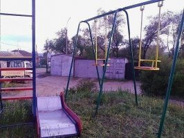 Эта лишняя. Просто качели еще не вкопаны.